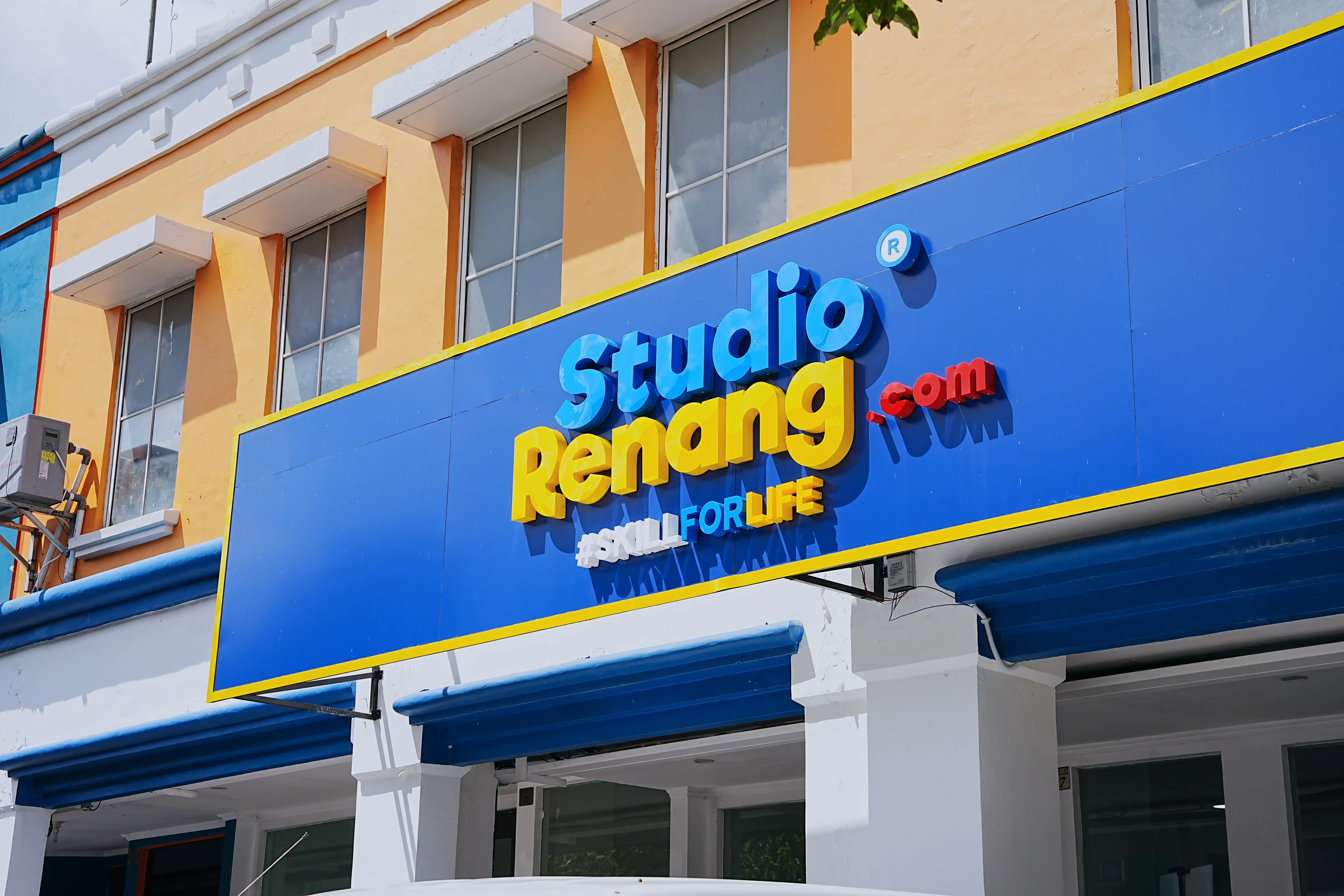 Anak-anak belajar berenang dengan pelatih profesional