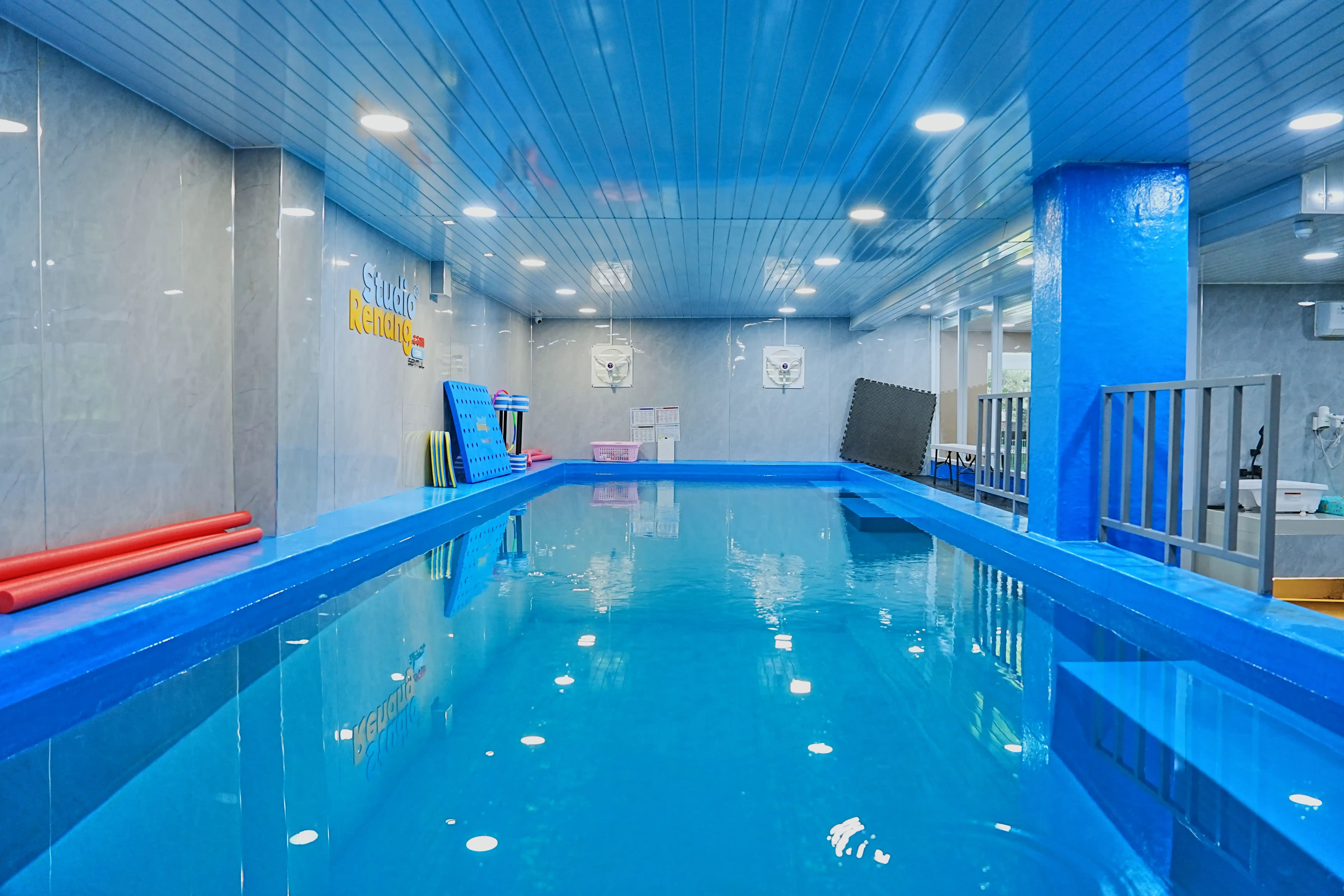 Pelatih Studio Renang mengawasi siswa di kolam renang