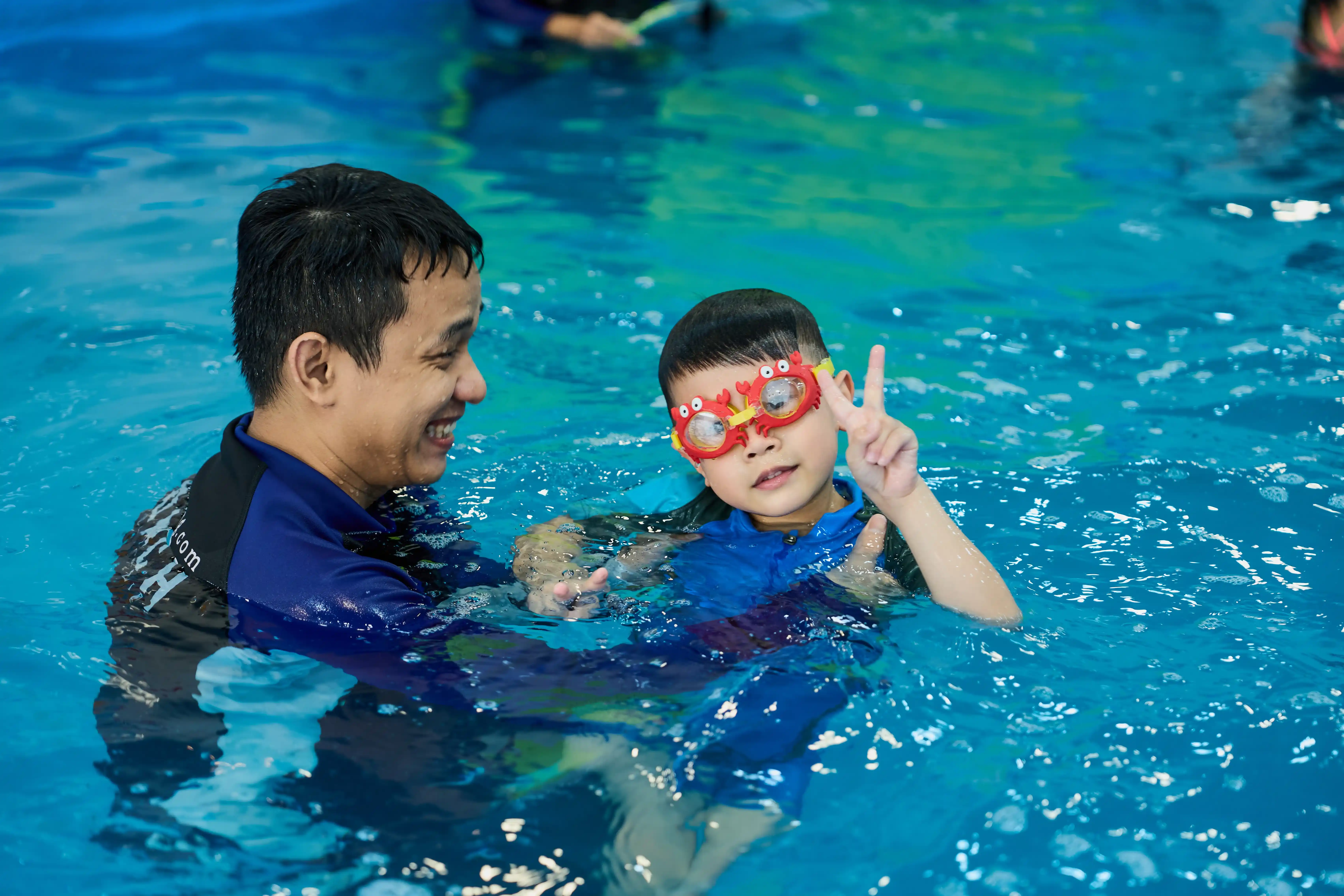 Anak-anak bermain air di kolam renang Studio Renang