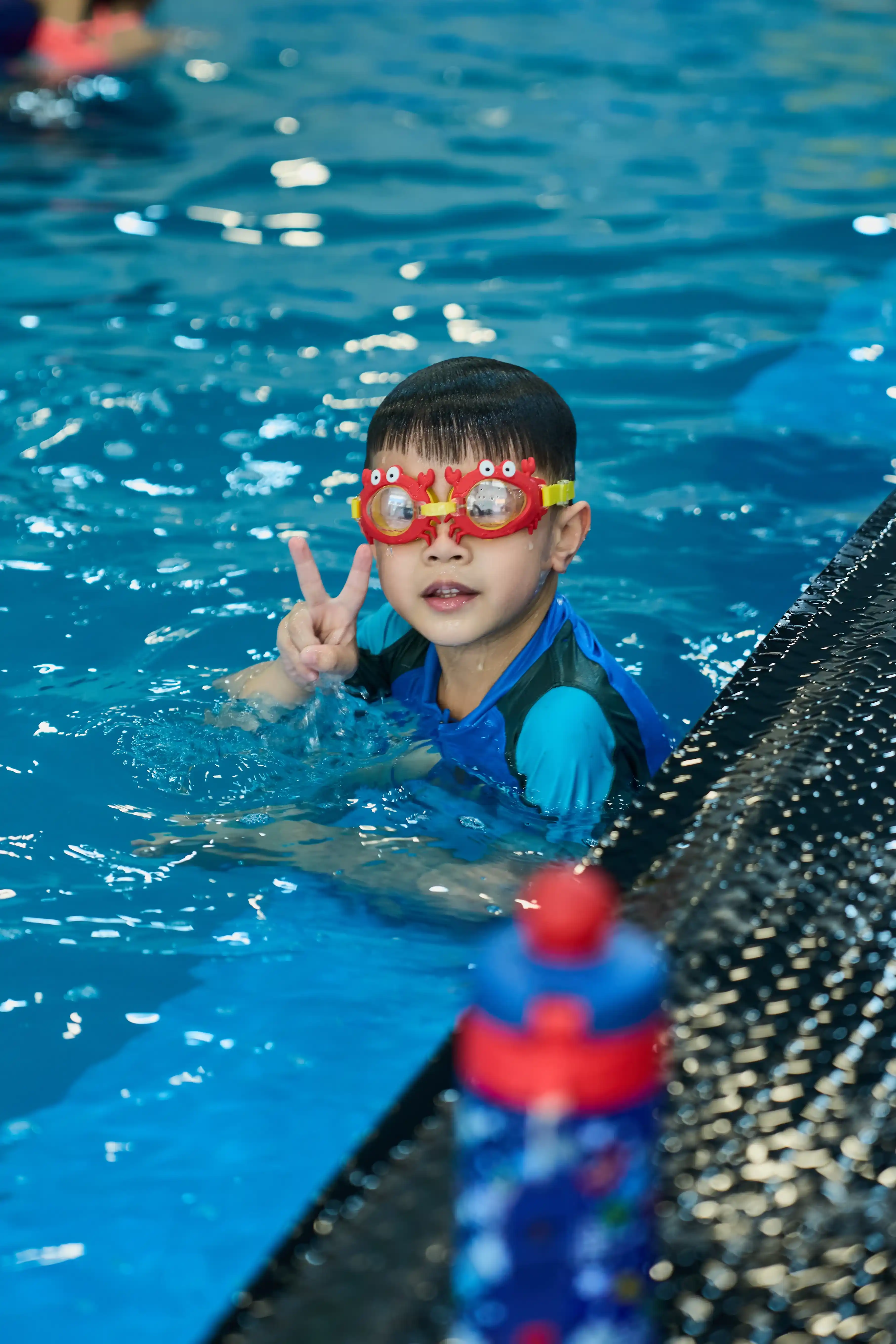 Pelatih memberikan instruksi kepada siswa di kolam renang