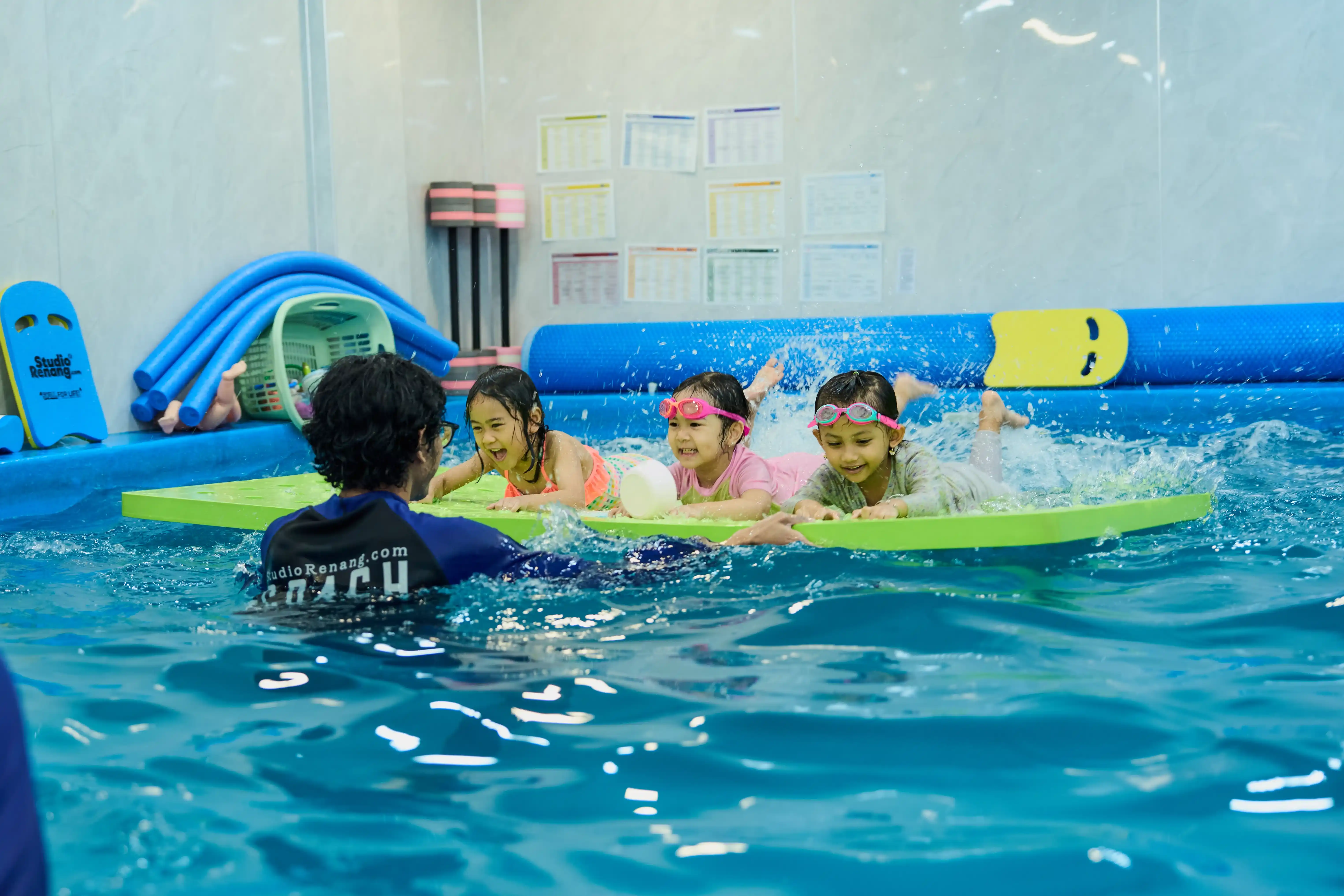 Kegiatan kelas renang anak di Studio Renang