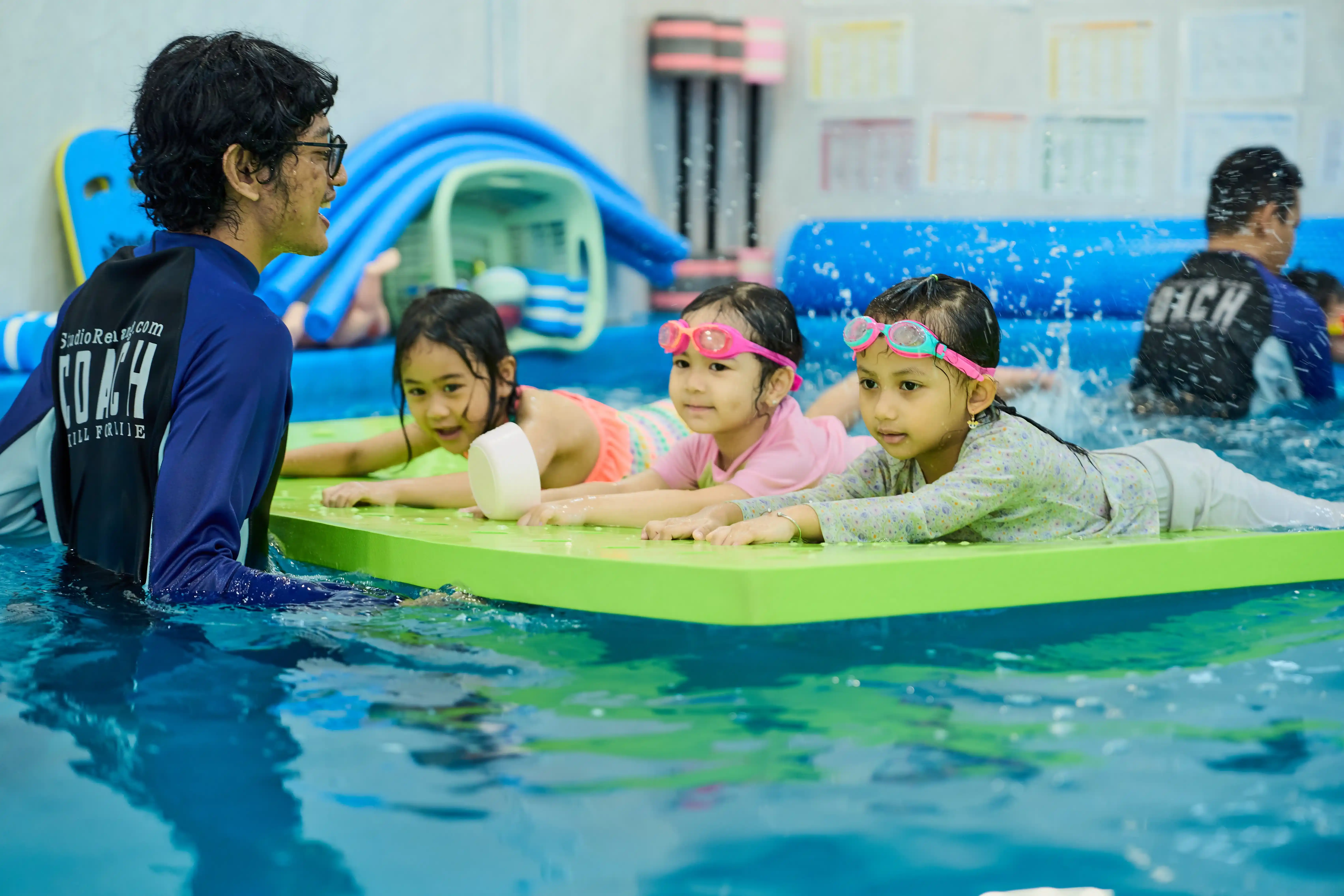 Anak-anak belajar berenang dengan pelatih profesional