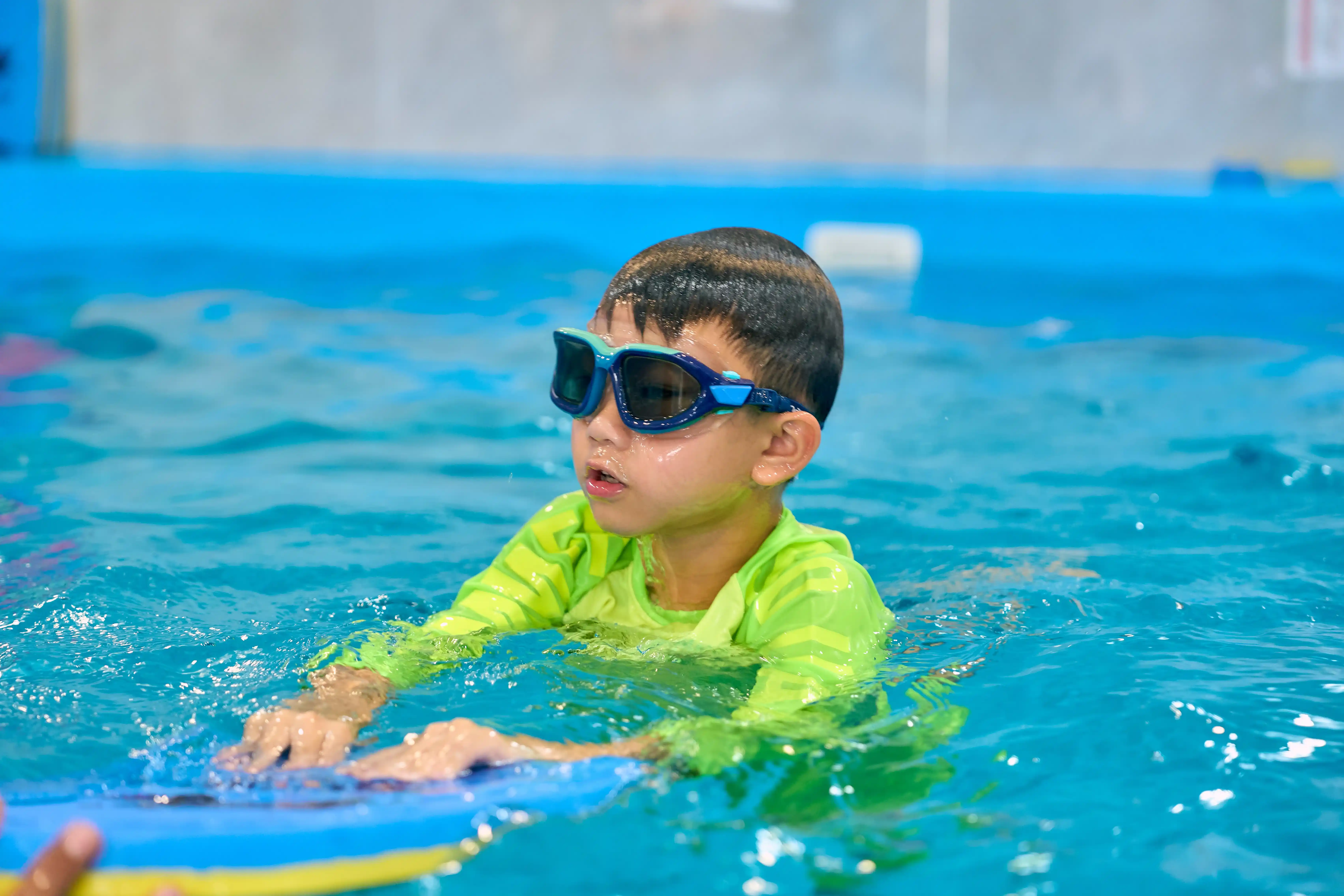 Pelatih Studio Renang mengawasi siswa di kolam renang