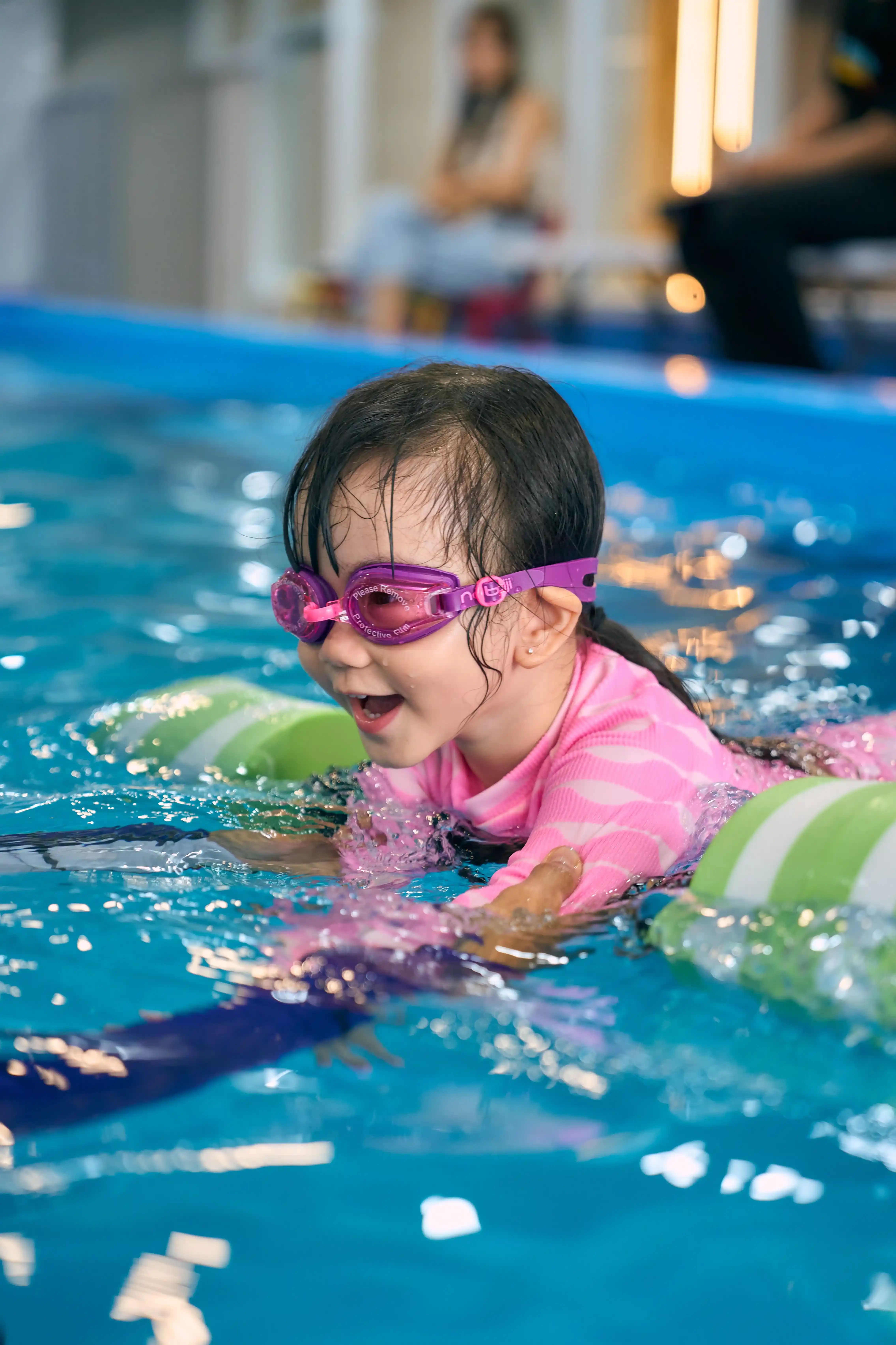 Anak-anak bersenang-senang di kolam renang Studio Renang