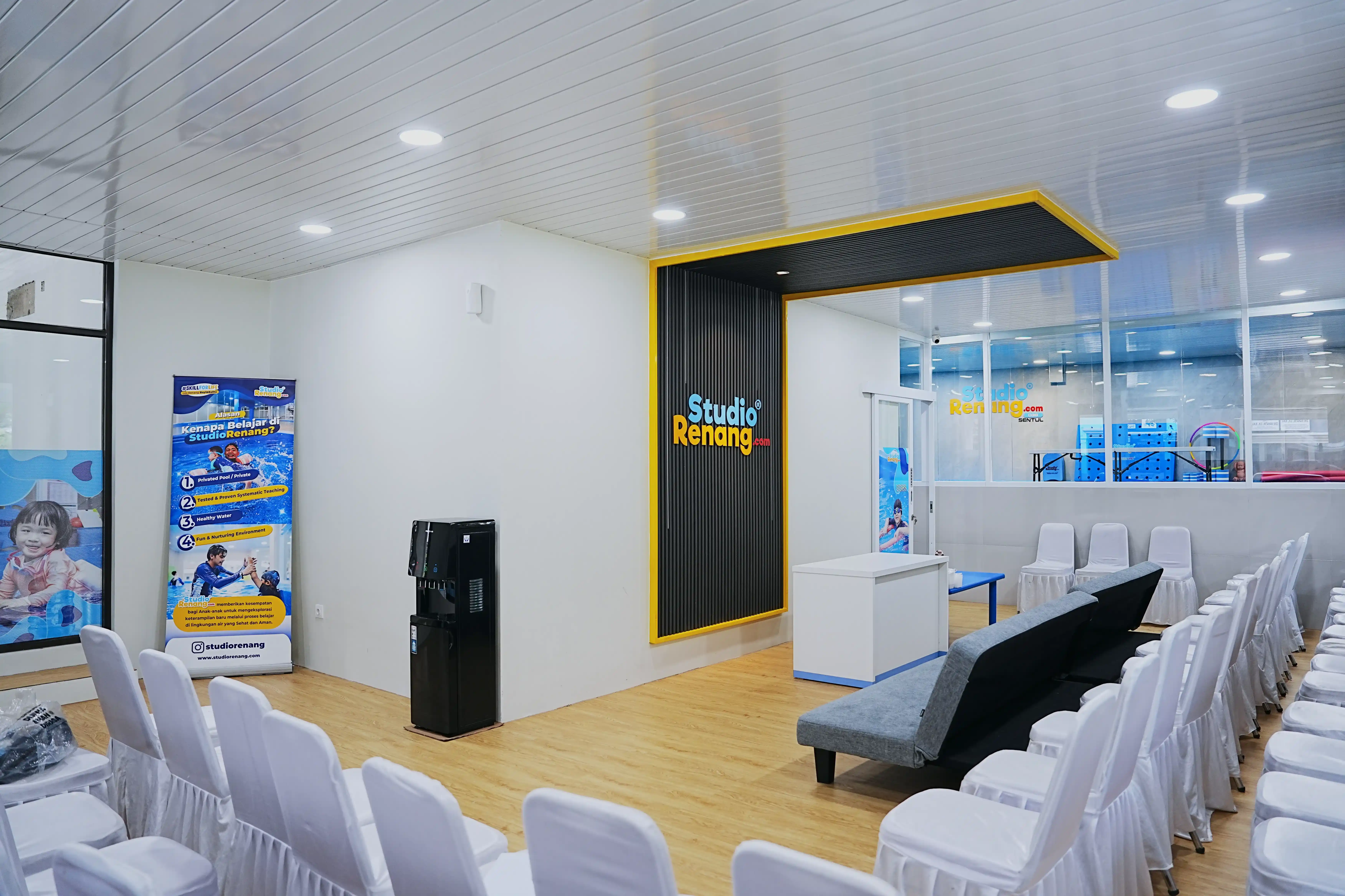 Pelatih memberikan pelajaran berenang kepada anak-anak