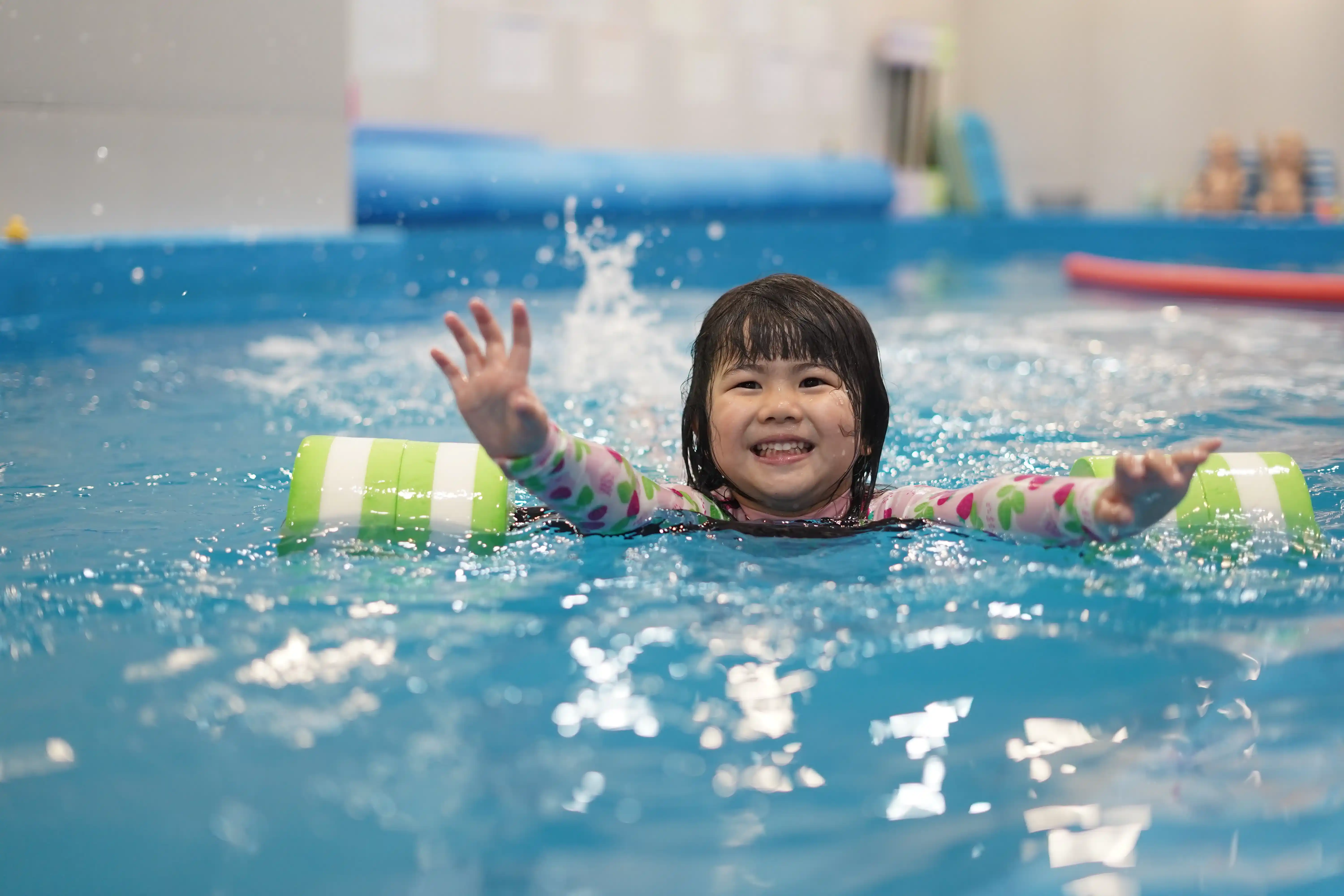 Kolam renang indoor dengan fasilitas lengkap