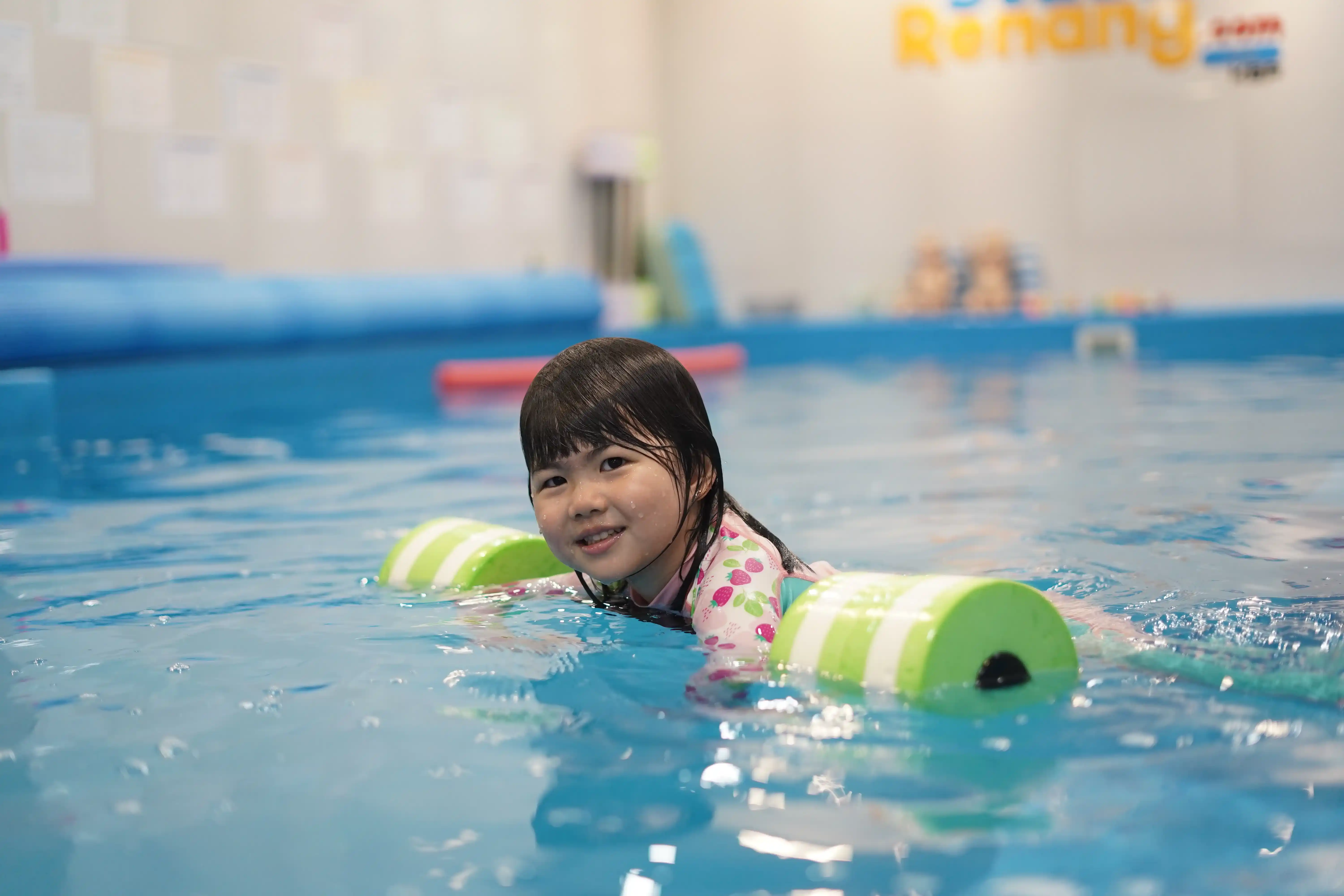 Anak-anak belajar berenang dengan instruktur profesional