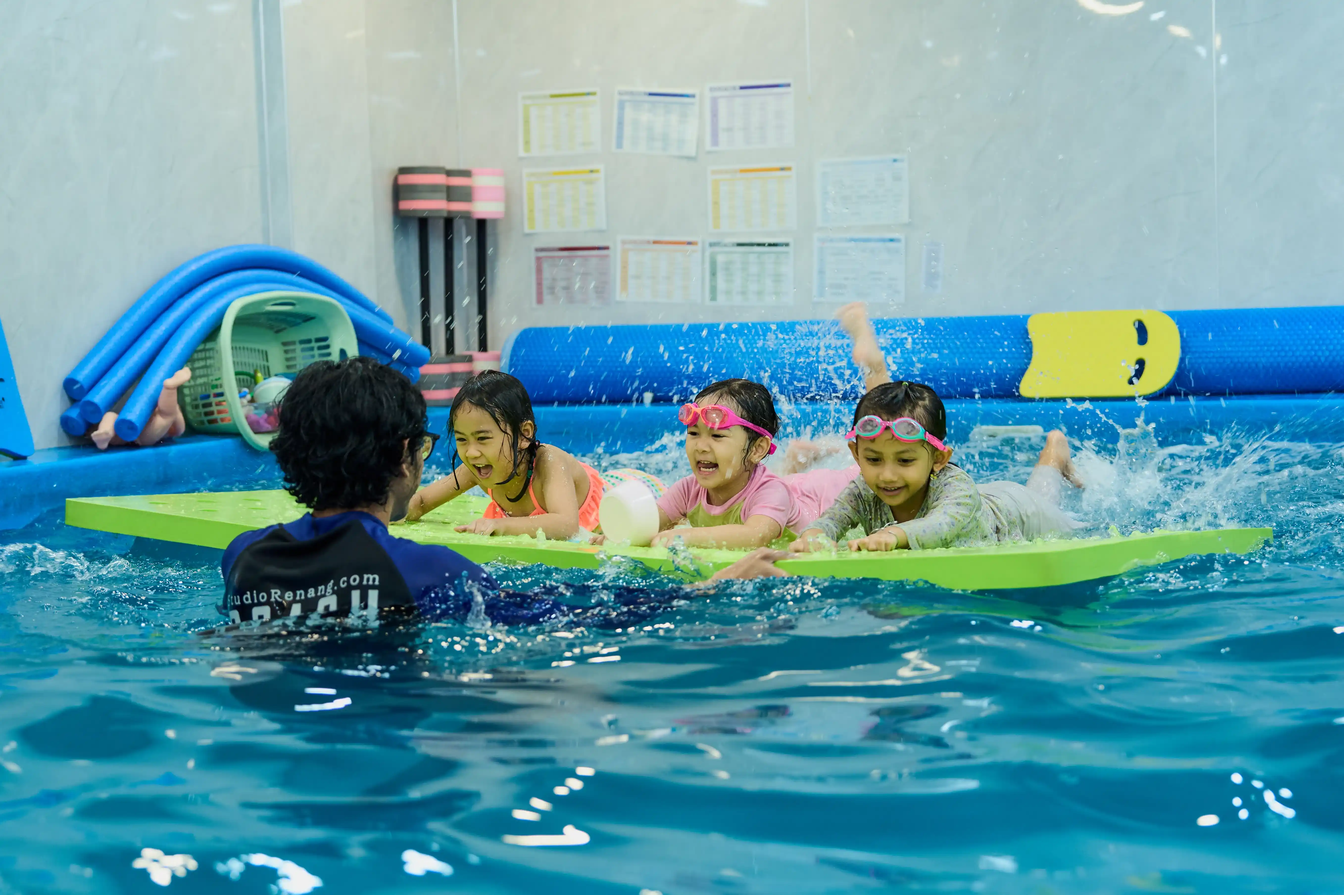 Instruktur memberikan pelatihan teknik renang yang benar